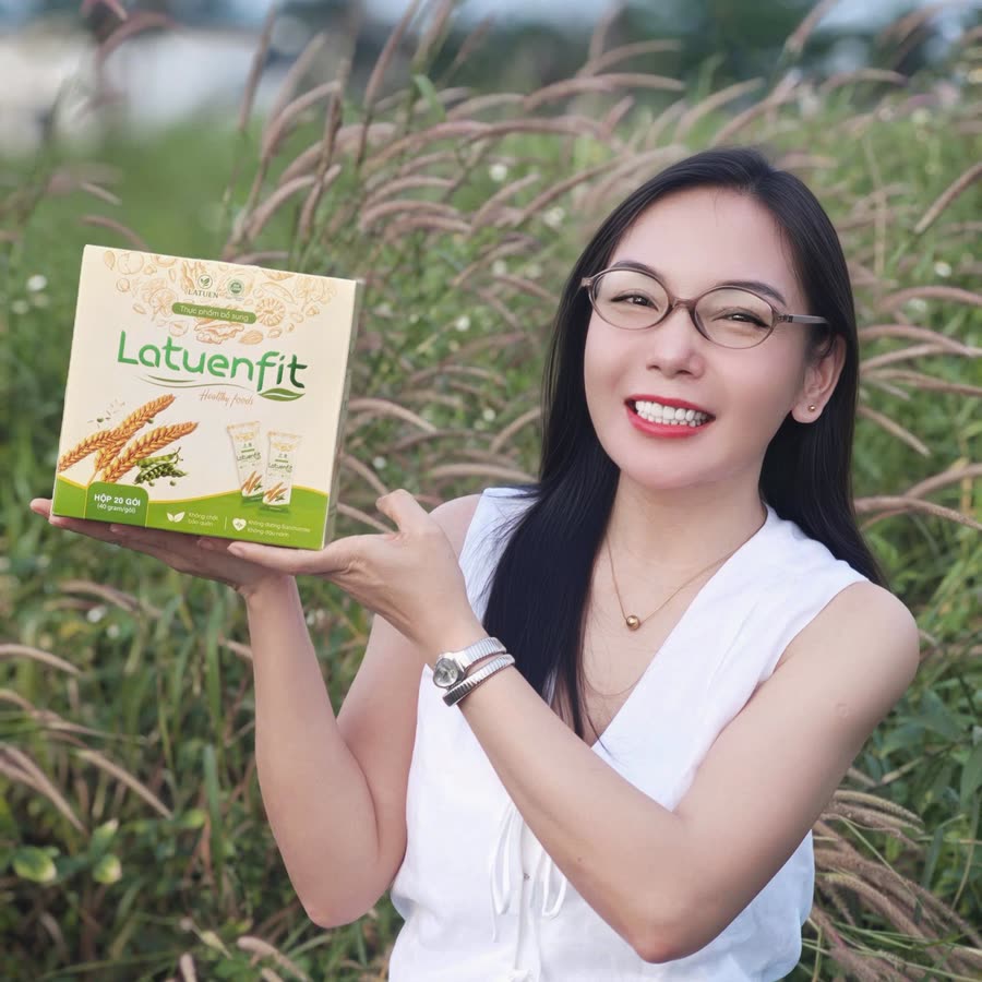 KOL Bạch Tuộc cầm hộp Đạm Eo Thon Latuenfit